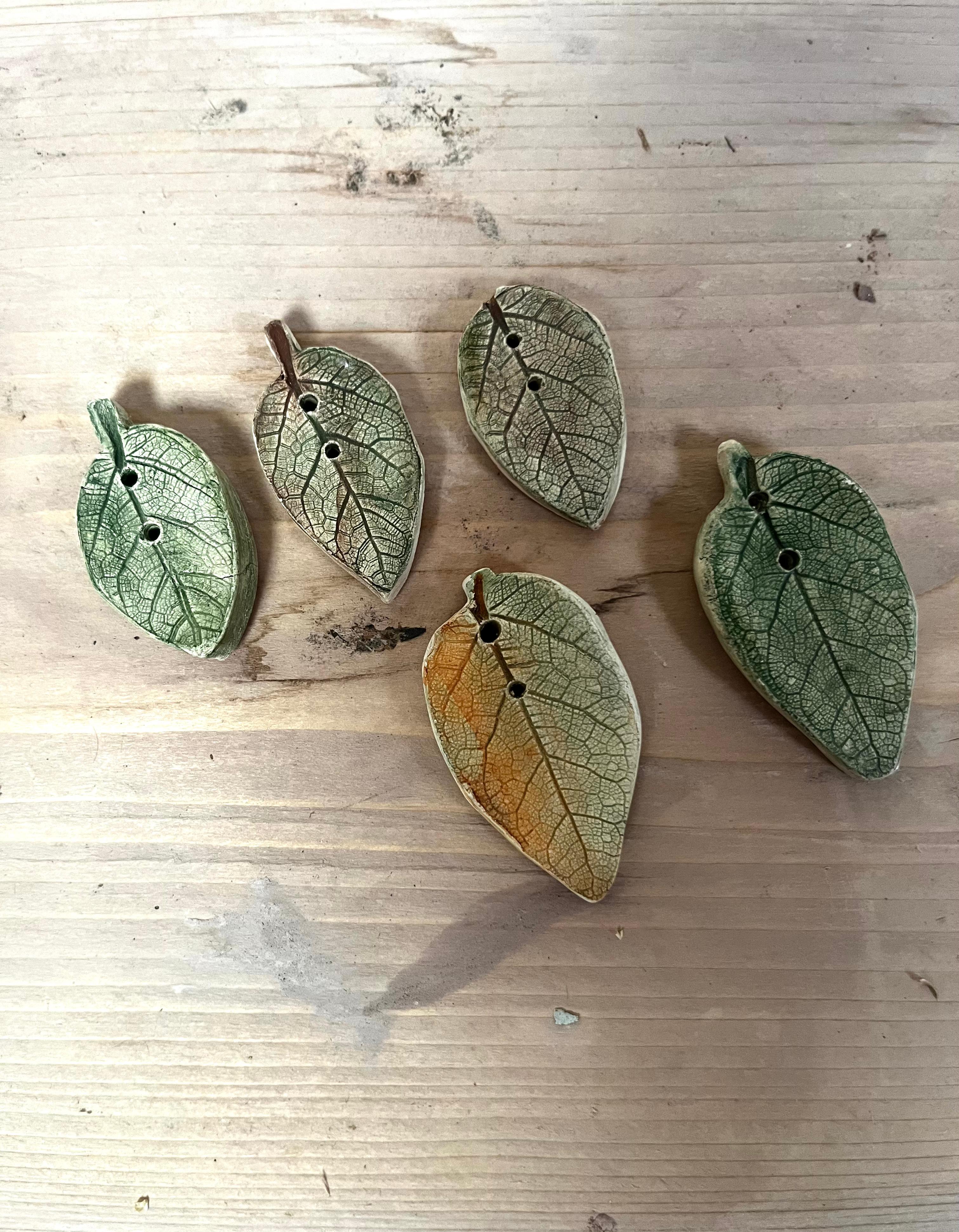 Botones de cerámica con estampación vegetal - taller de ceramica Medellín
